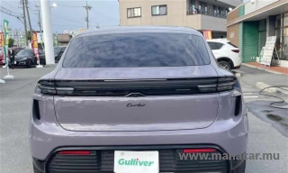 2025 Porsche Macan photo 6