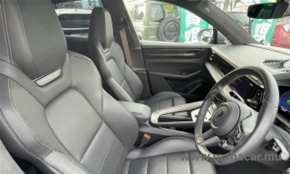 2025 Porsche Macan photo 10