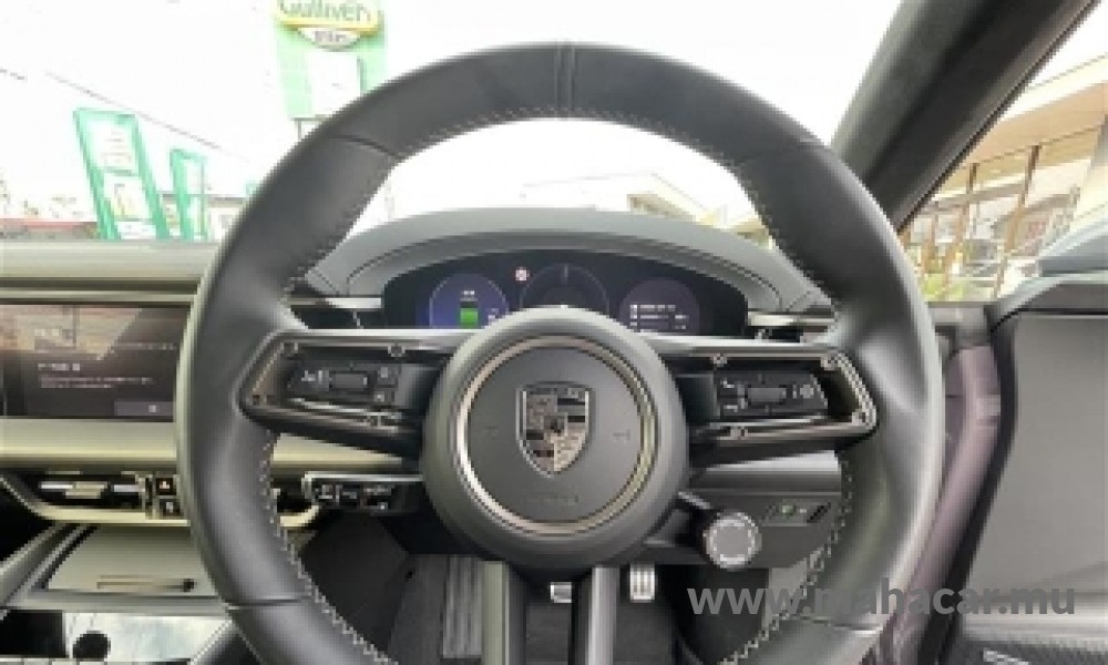 2025 Porsche Macan photo 13